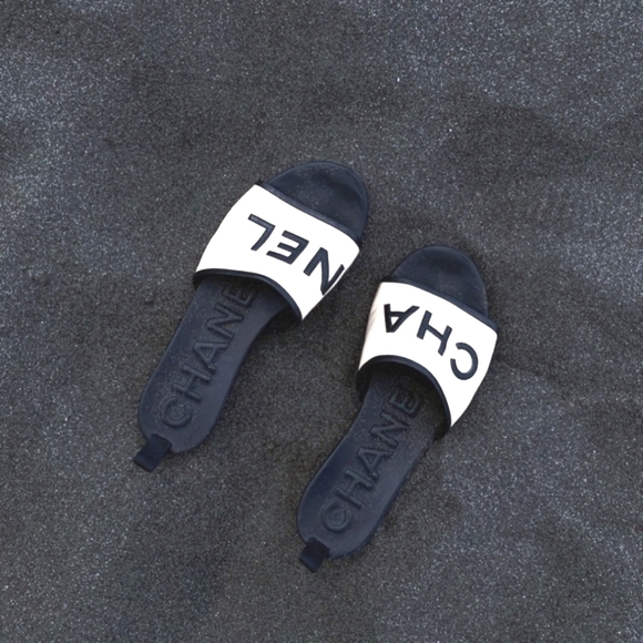 CHANEL😍CC Logo SS19 Leather Slide Mules - Picture 2 of 12